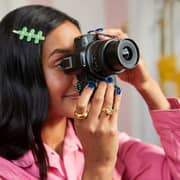 كاميرا Canon مع عدسة RF-S 18-45mm ومجموعة المدونين