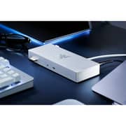 موزع Thunderbolt 4 فضي من ريزر