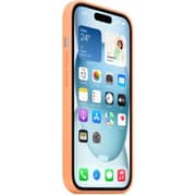 كَفر سيليكون من تصميم أبل لجهاز آيفون 15 مع تقنية MagSafe، باللّون البرتقالي الفاتح 