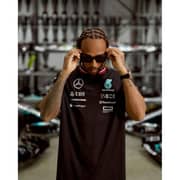 مرسيدس بنز تيشيرت سائق الفريق AMG بتروناس F1 2024 باللون الأسود مقاس كبير جدًا