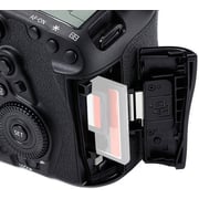 كاميرا كانون رقمية بعدسة أحادية عاكسة سوداء طراز EOS 5D Mark IV  مع عدسة مقاس 24-105 مم ومثبت صورIS ومزودة بتقنية USM.