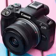 كاميرا كانون EOS R50 بلون أسود + عدسة RF-S 18-45mm F/4.5-6.3 IS STM + مجموعة تدوين الفيديو