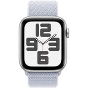 آبل ساعة Watch SE (2024) تدعم نظام تحديد المواقع مقاس 40 مم بإطار فضي من الألومنيوم مع سوار رياضي باللون الأزرق السحابي