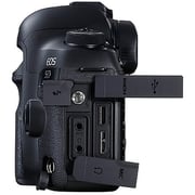 كاميرا كانون رقمية بعدسة أحادية عاكسة سوداء طراز EOS 5D Mark IV  مع عدسة مقاس 24-105 مم ومثبت صورIS ومزودة بتقنية USM.